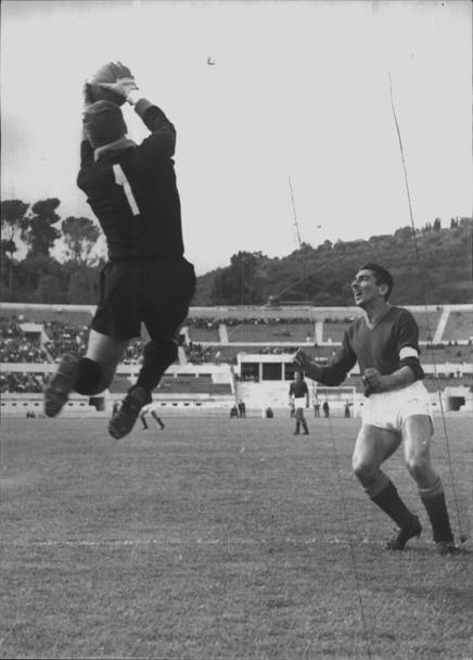 Roma-Sampdoria, 17 ottobre 1959: uscita del portiere su un tiro di Ghiggia